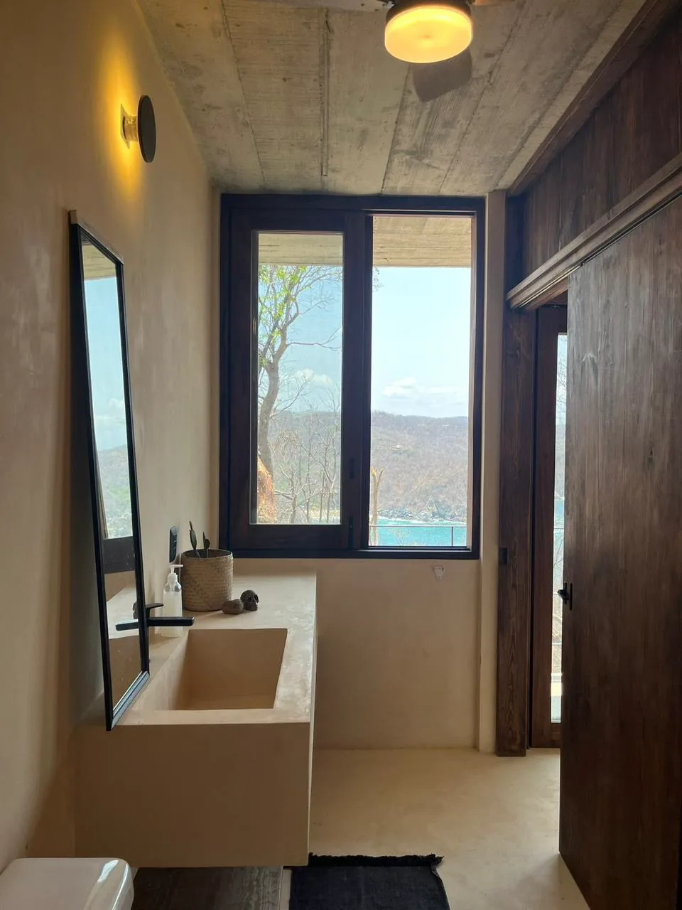 Casa Chololo — Baño con vista a la bahía