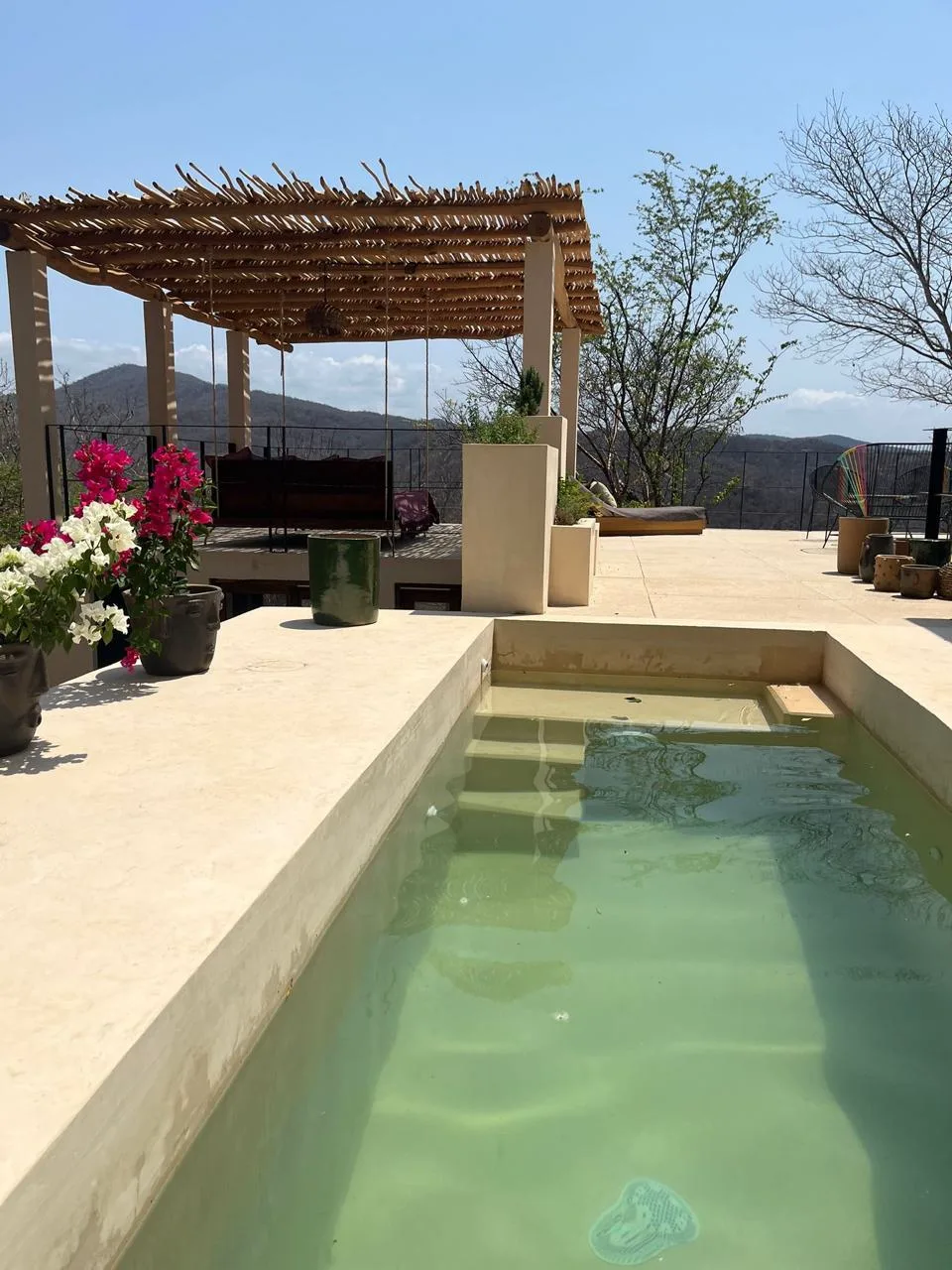 Casa Chololo — Alberca y pérgola sobre las montañas