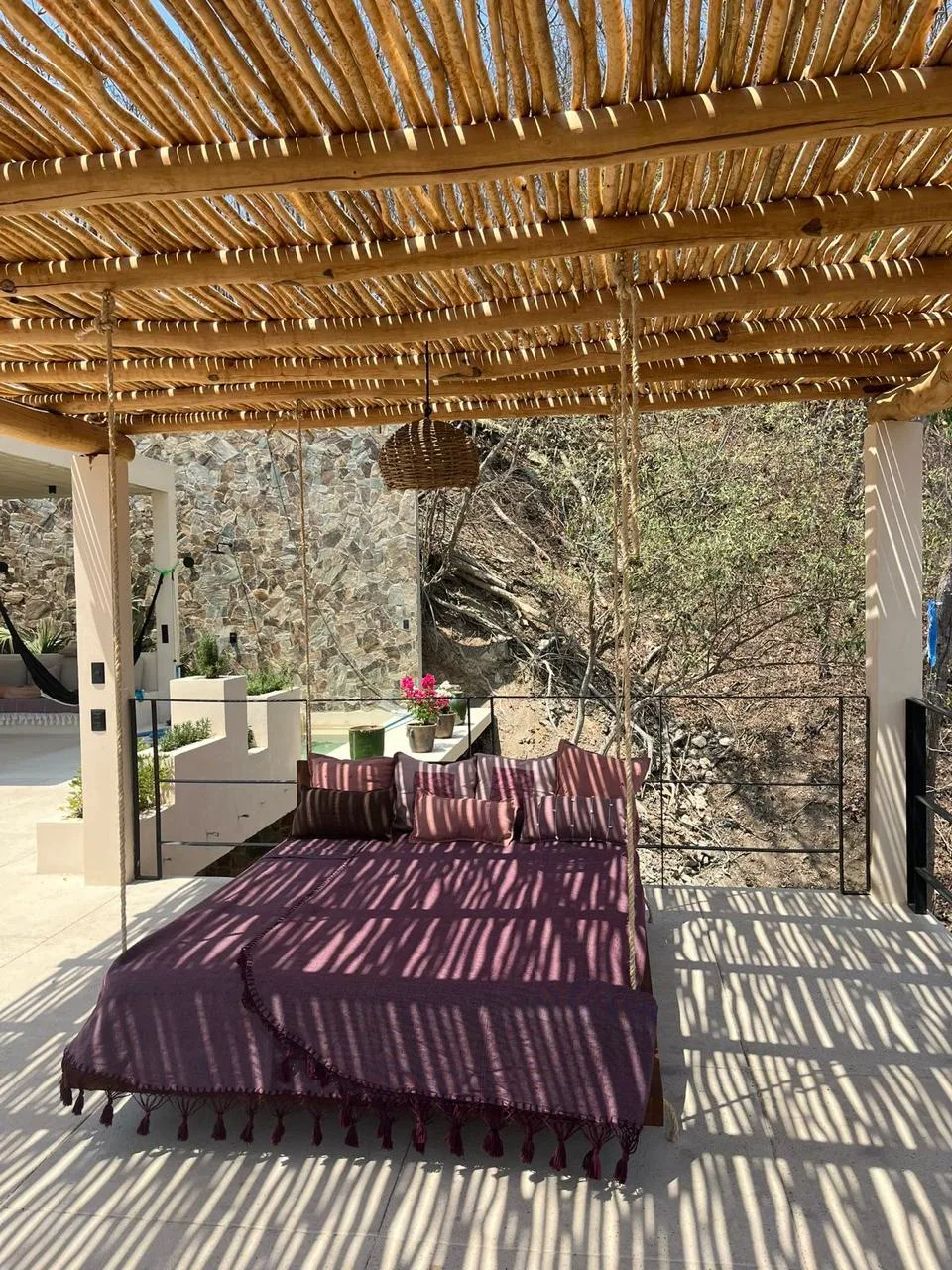 Casa Chololo — Cama colgante bajo la pérgola