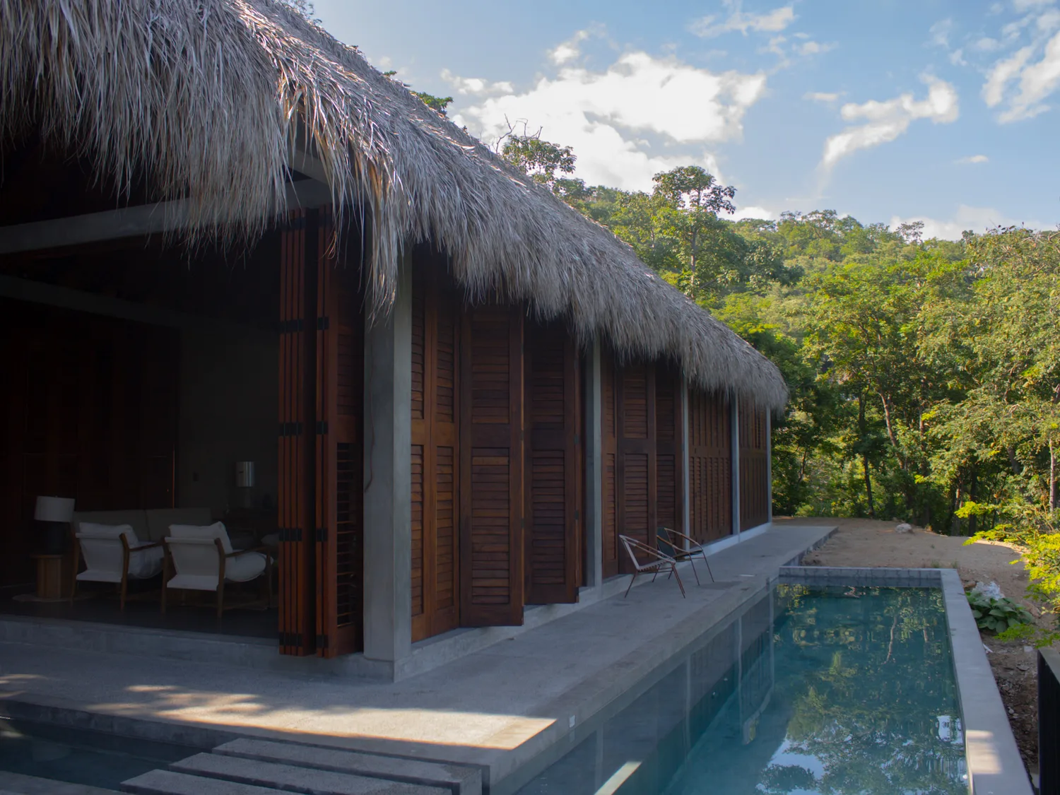 Casa Yuu’Kee — Alberca frente a la selva