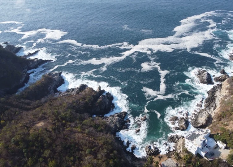 Nabani — la costa de Puerto Ángel desde el aire